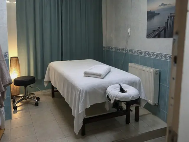 Mavi perdeli odada masaj masası ve tabure — Göktürk, Masaj Salonun