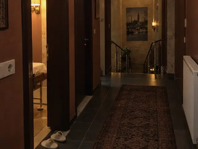 Halılı, apliklerle aydınlanan uzun koridor — Göktürk, Masaj Salonun